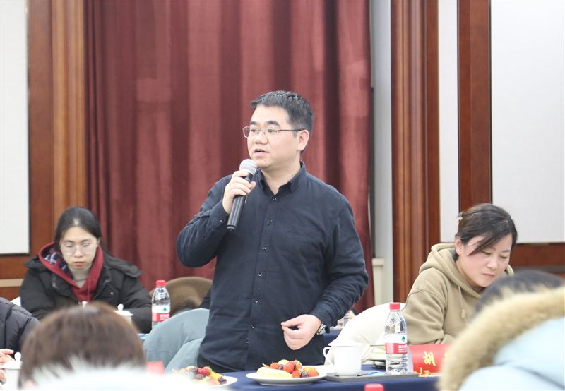 集團(tuán)與泰州中學(xué)聯(lián)合舉辦“校企同關(guān)愛，勵學(xué)助成長”座談會